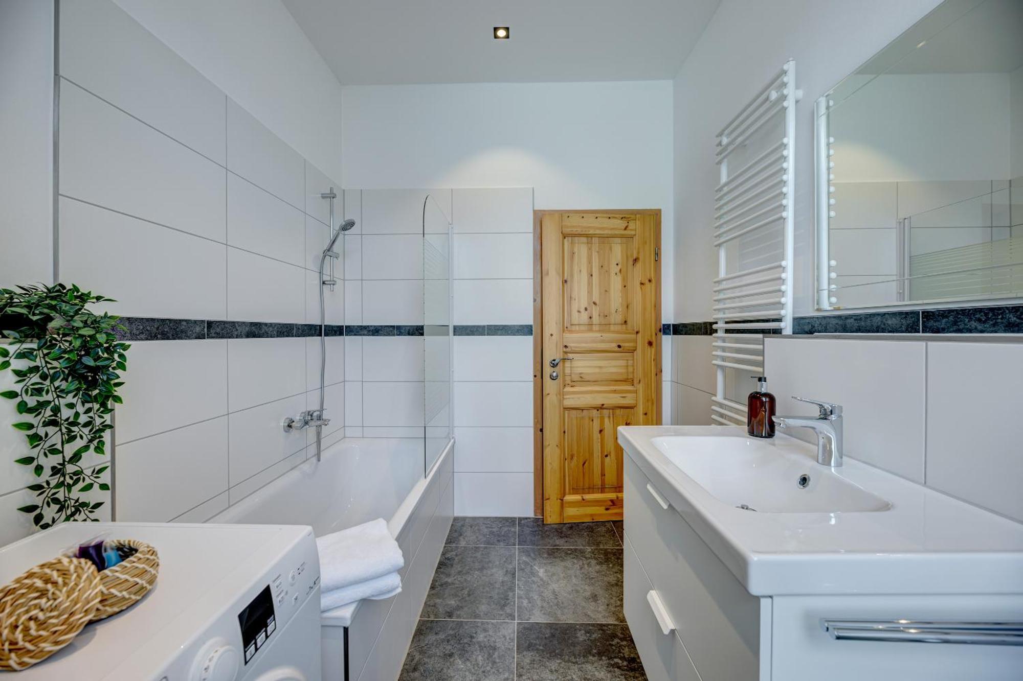 Kaza Guesthouse, Centrally Located 2 & 3 Bedroom Apartments In Augsburg Exterior photo